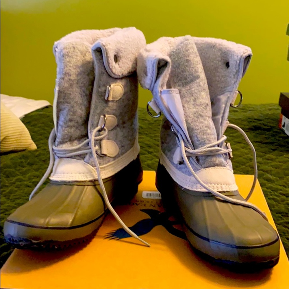 Snow boots lace up fleece lined w/ rubber bottoms